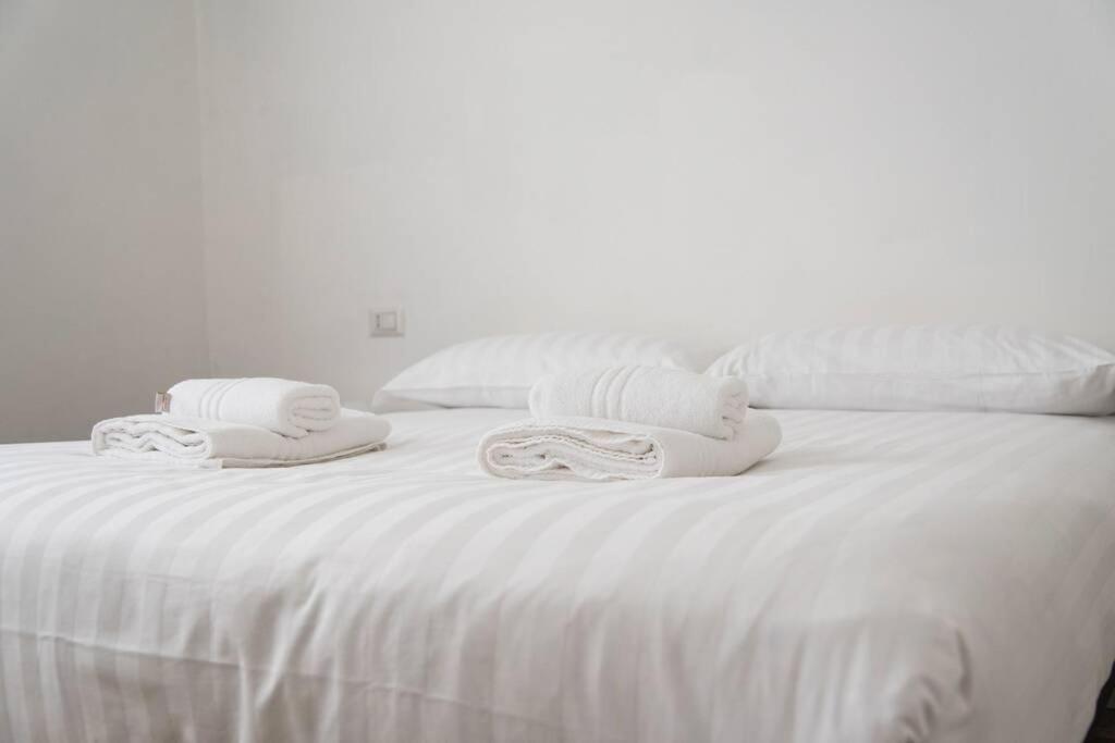 Mico 1 Bedroom Apartment - Youhosty Milan Bagian luar foto