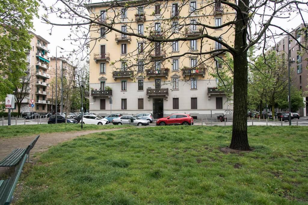 Mico 1 Bedroom Apartment - Youhosty Milan Bagian luar foto